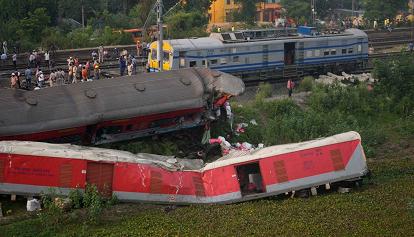 India, il ministro delle ferrovie: disastro dovuto a un errore nel segnalamento elettronico