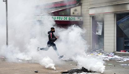 Ancora violenze in Francia. Morto un manifestante caduto da un tetto