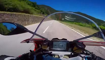 La folle corsa in moto a 230 all'ora sulle strade della Val di Cembra