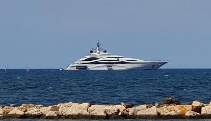 Lo yacht della famiglia reale del Qatar ormeggiato davanti al porto