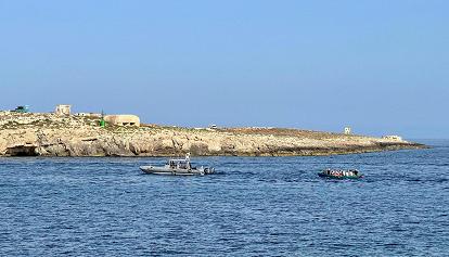 Notte di sbarchi a Lampedusa: giunti sull'isola 372 migranti su 9 barconi