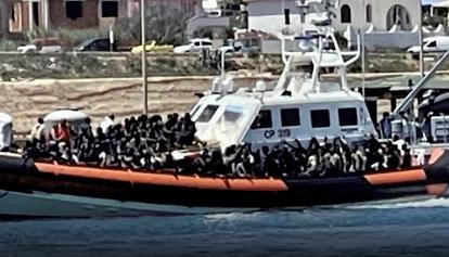 Lampedusa, al via i trasferimenti per alleggerire l'hotspot. Sull'isola quasi 2500 migranti