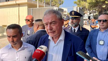 Lampedusa, hotspot allo stremo. Il ministro Urso sull'isola: "L'Europa non lasci sola l'Italia"