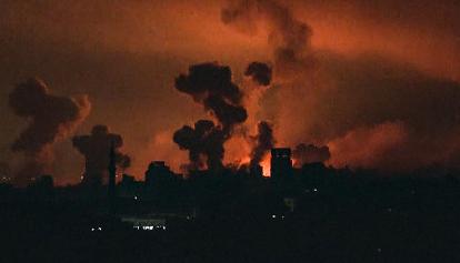 Israele accelera: intensi bombardamenti su Gaza, interrotte le comunicazioni e internet