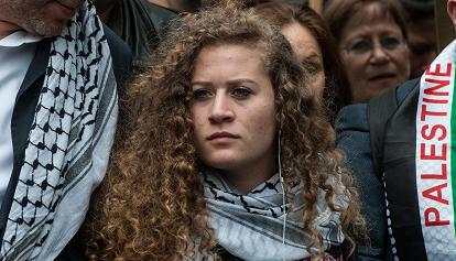 Arrestata la palestinese Ahed Tamimi, “la bionda” dai capelli ricci, spina nel fianco di Israele