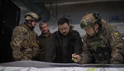 Zelensky al fronte. Uccisi in Ucraina un generale russo e 5 alti funzionari. L'invasione, giorno 645