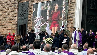 Padova in lutto: in migliaia ai funerali di Giulia Cecchettin. L'abbraccio e il rumore della folla