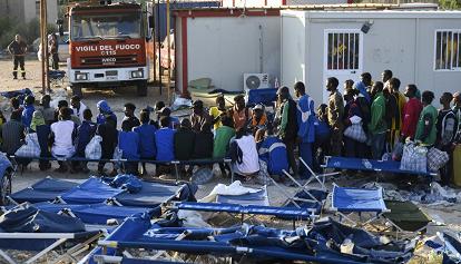 Crotone: soccorsi 46 migranti a 80 miglia al largo, erano in condizioni di ipotermia