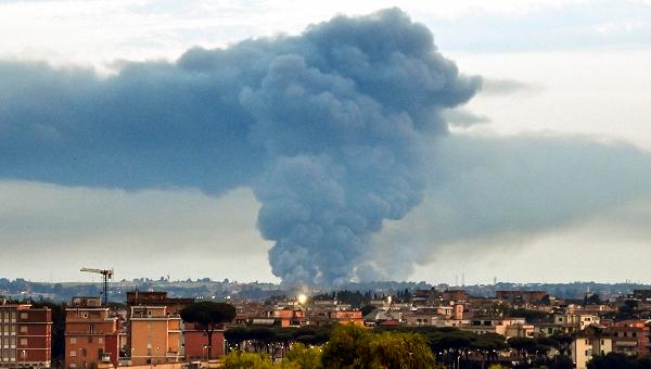 Brucia l'impianto di Malagrotta, a rischio la raccolta rifiuti di Roma