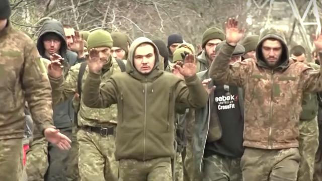Tv russa, Mariupol: "Ecco le immagini della resa di 1.026 soldati della  fanteria di marina ucraina"