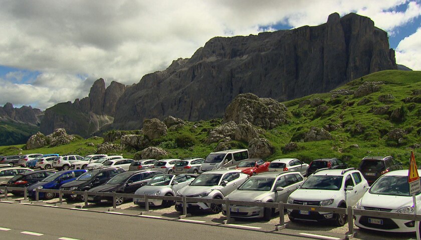 Im Sommer sind die Parkplätze entlang der Passtraßen in den Dolomiten immer gut gefüllt.