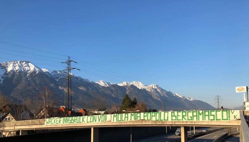Spruchbanner über Brücke bei Innsbruck