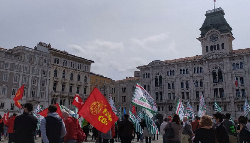 La manifestazione in piazza Unità a Trieste