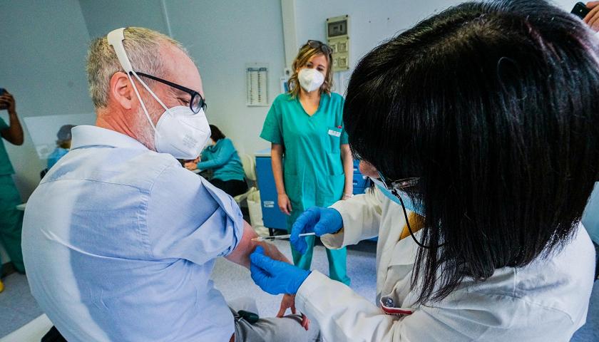 Star-Anästhesist Sergio Livigni lässt sich impfen 