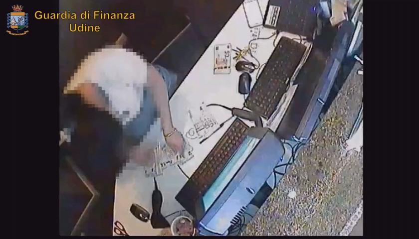 Le telecamere della finanza hanno documentato l'attività abusiva in una sala slot a Manzano