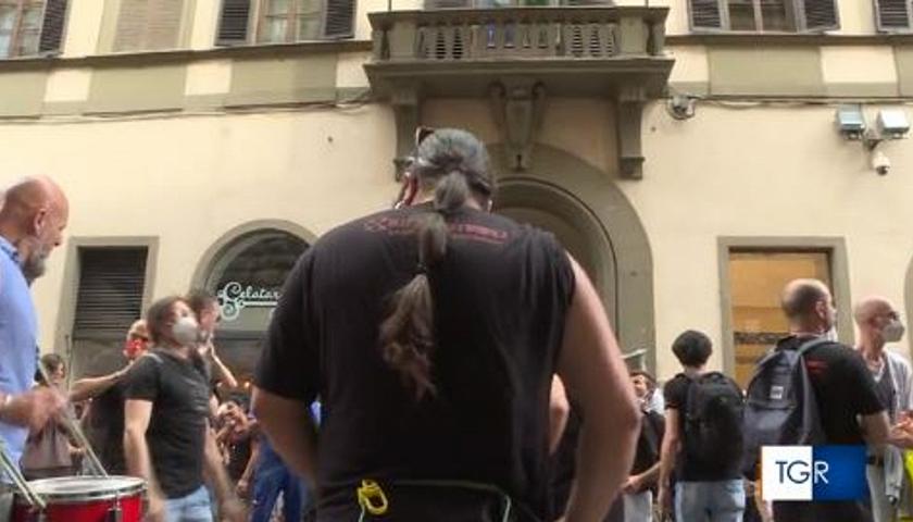 La manifestazione dei lavoratori Gkn giorni fa sotto la prefettura di Firenze