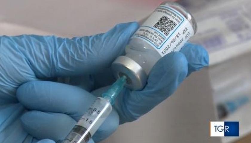 La preparazione di una dose di vaccino anti covid in un hub toscano