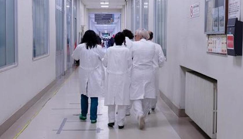 La pandemia ha acuito la carenza di medici e operatori sanitari in regione