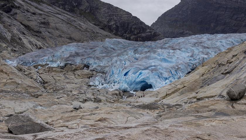 Die Erderwärmumg lässt Gletscher schmelzen. 
