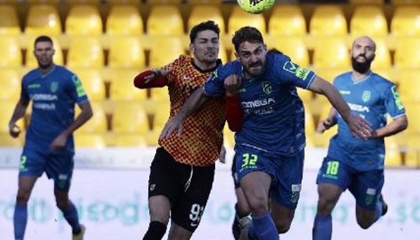 Un'azione di Butic, autore del gol pordenonese a Benevento
