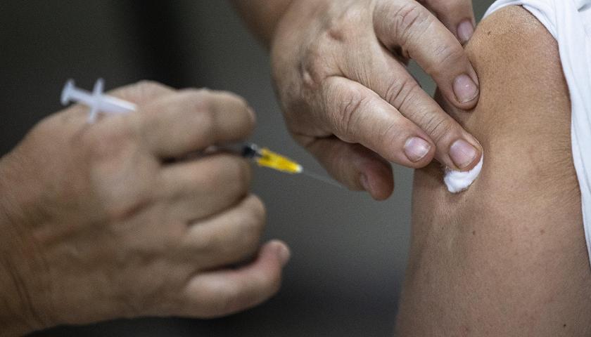 Un medico ha appena iniettato un vaccino contro il covid
