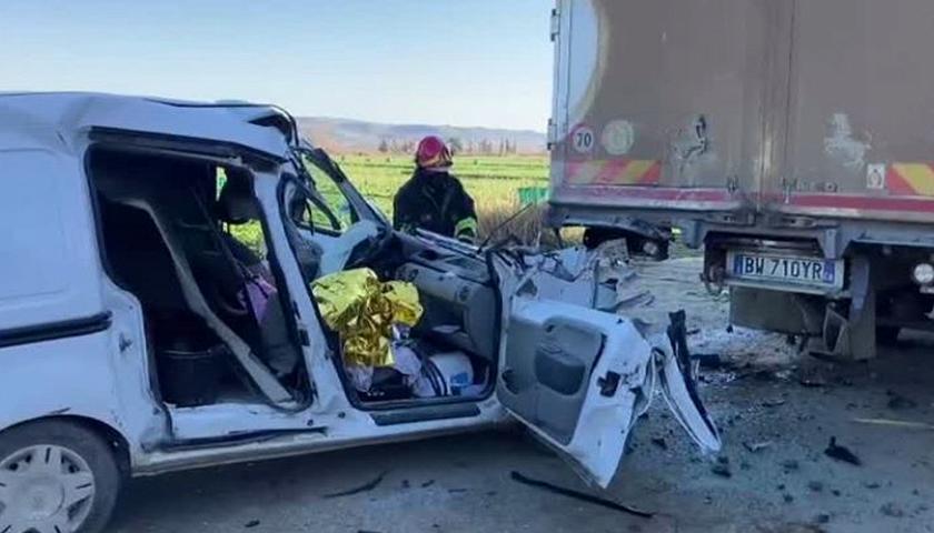 Il furgoncino sul quale viaggiava il 64enne morto nell'incidente di Tursi