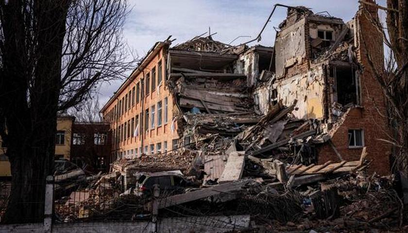 Eine bombardierte Schule in Chernihiv 