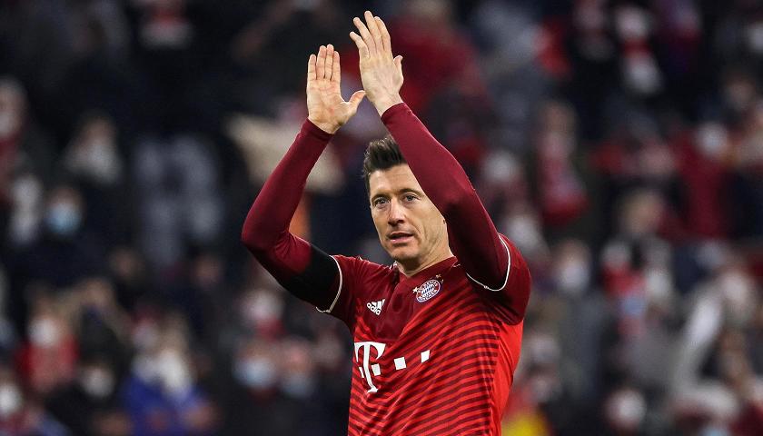  Bayern-Stürmer Robert Lewandowski bedankt sich nach dem Sieg gegen Union bei den Fans.