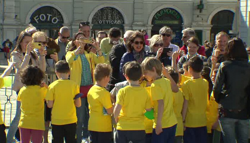 Genitori e bambini in Piazza Unità