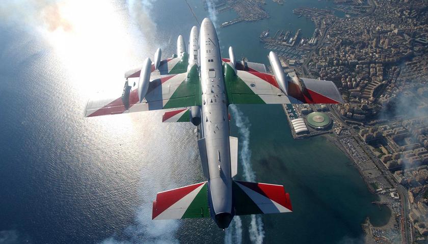 Frecce Tricolori in volo su Genova 
