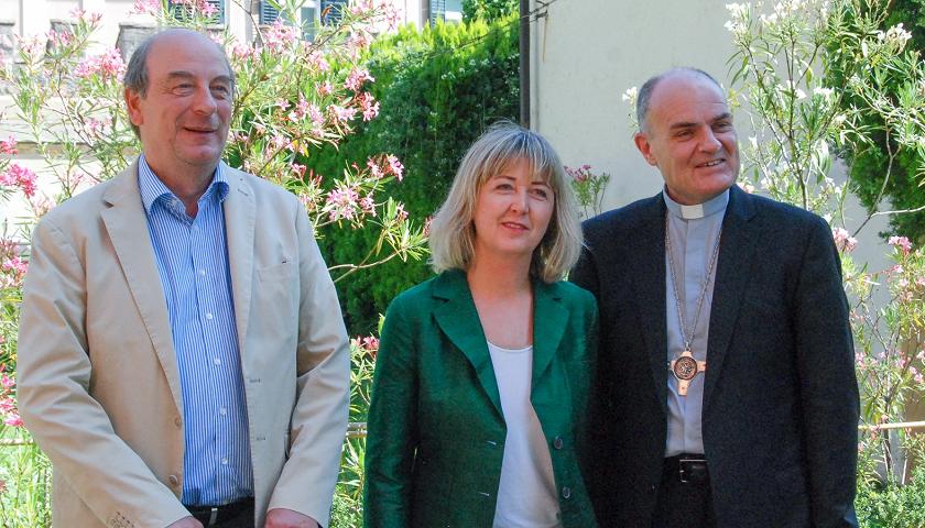 Die neue Caritasdirektorin mit ihrem Vorgänger und dem Bischof