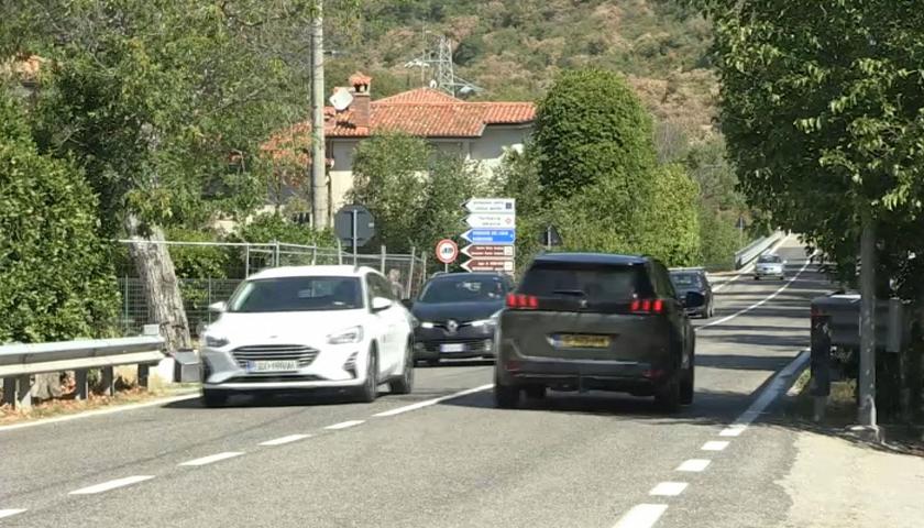 Automobili in transito sulla strada del Vallone riaperta