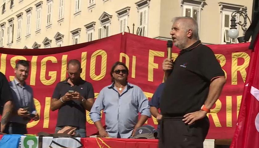 I sindacalisti della Wärtsilä sul palco di piazza della Borsa