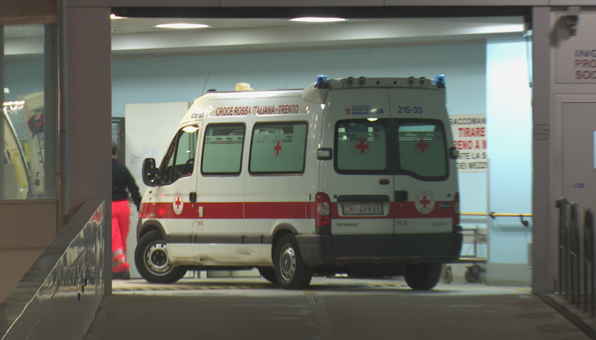 L'ambulanza all'ingresso del santa Chiara di Trento 