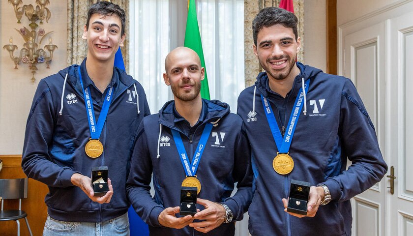 Michieletto, Sbertoli e Lavia con la medaglia d’oro del mondiale di volley e l'Aquila
