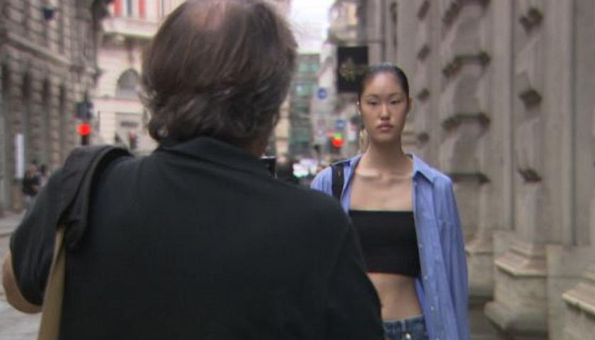 Una modella per le strade di Milano