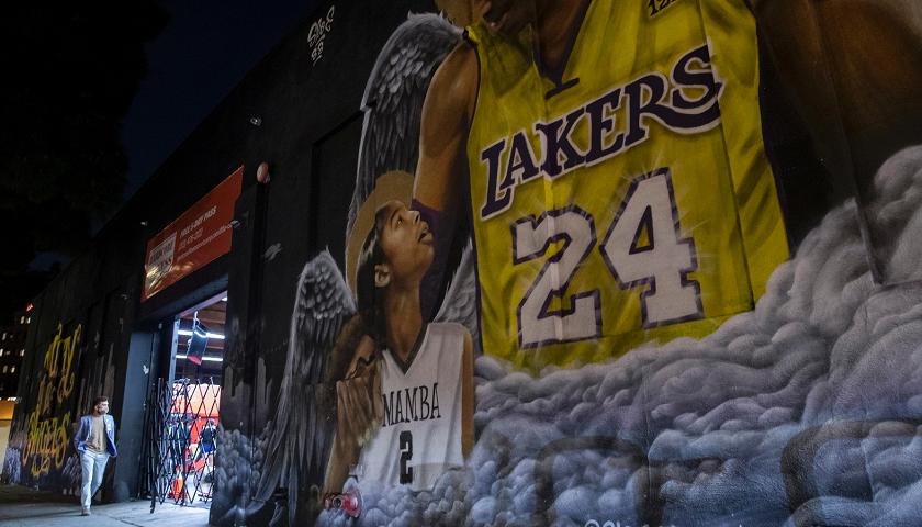 Kobe Bryants Shirt mit der Nummer 24 auf einem Wandgemälde in Los Angeles