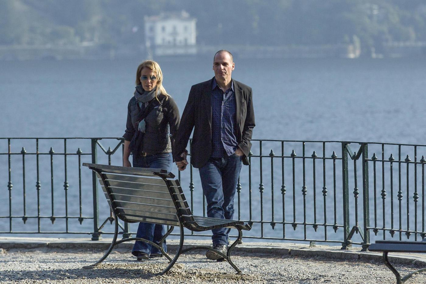 Yanis Varoufakis a passeggio con la moglie Danae Stratou durante una pausa del Workshop the European House - Ambrosetti a Villa D'Este (LaPresse)