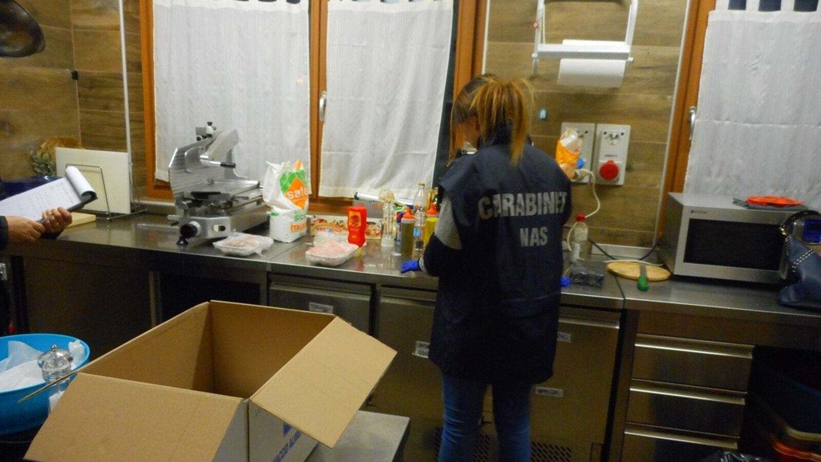 Pesce avariato e droga, sequestro in un bar di Pinzolo