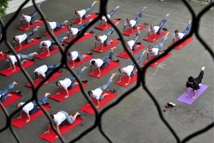 Russia, senatrice denuncia la pratica dello yoga in carcere: "Provoca l'omosessualità"