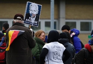 Wikileaks, rinviate le udienze per estradizione di Assange negli Stati Uniti
