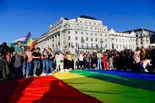 Ungheria, in piazza contro la legge che vieta contenuti LGBT ai minori -  Rai News