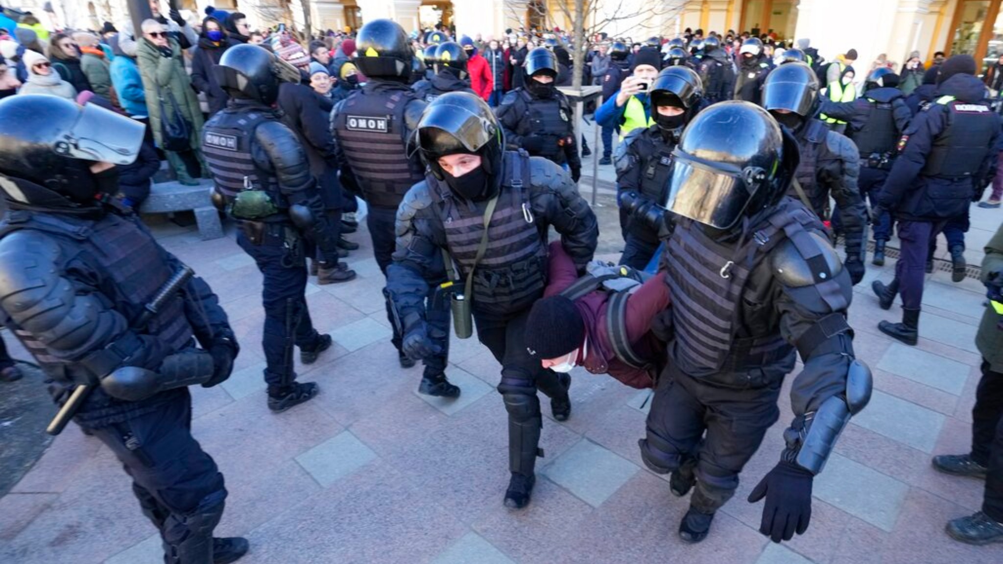Russia, circa 6 mila persone arrestate nelle proteste contro la guerra