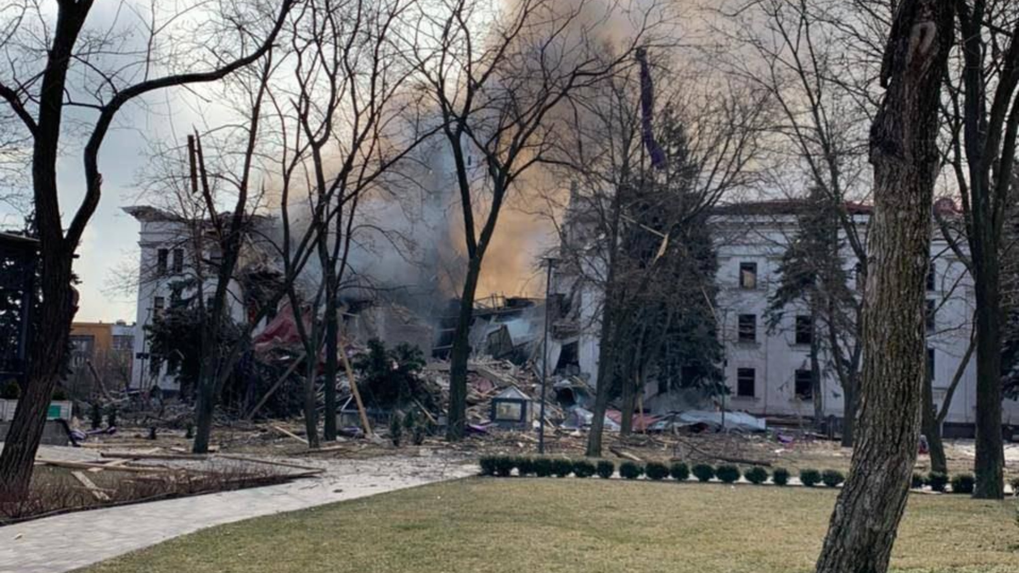 Strage a Mariupol: bombardato teatro usato come rifugio da centinaia di civili