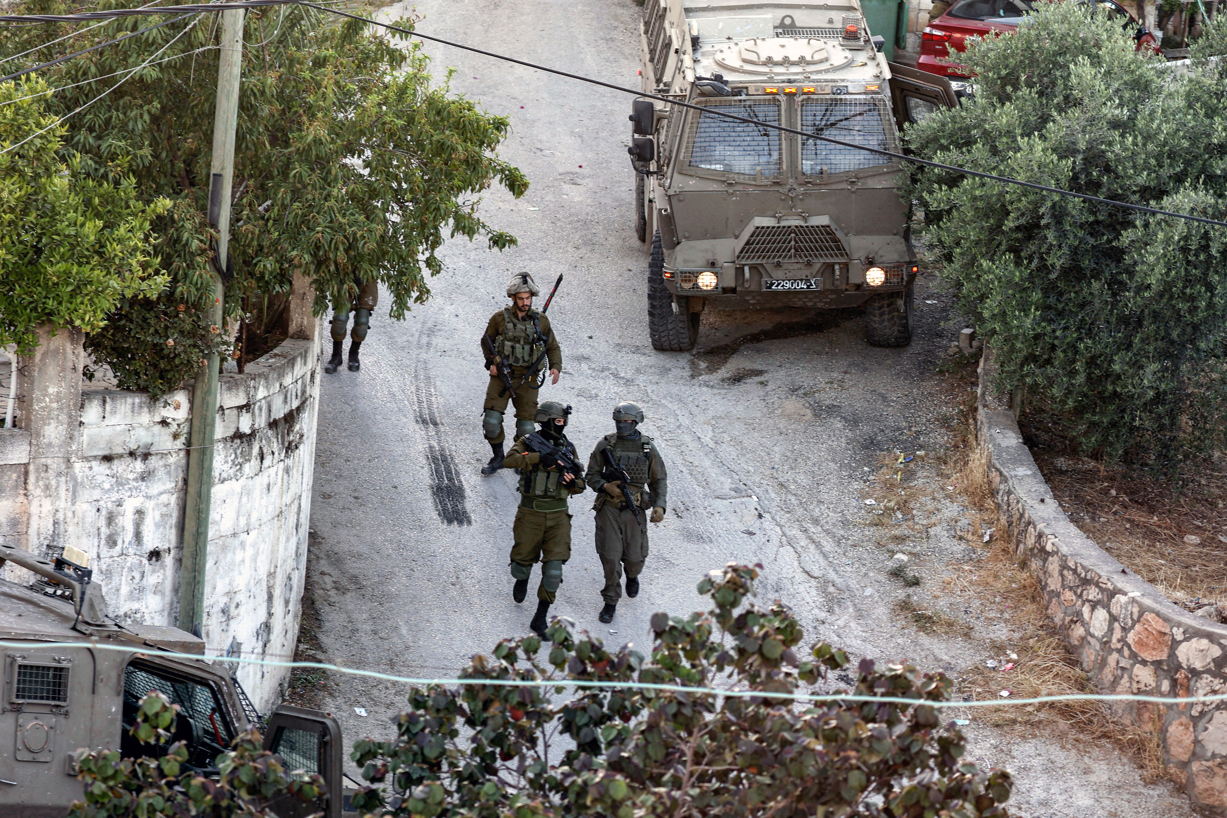 Las fuerzas israelíes realizan una redada en una casa en la ciudad de Rummanah, cerca de la ciudad de Jenin.