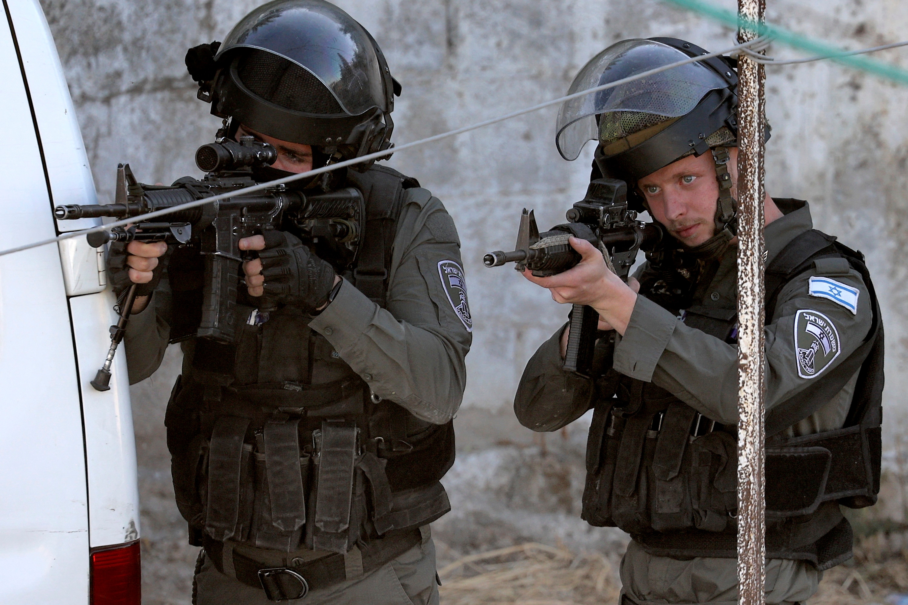 Las fuerzas israelíes realizan una redada en una casa en la ciudad de Rummanah, cerca de la ciudad de Jenin.