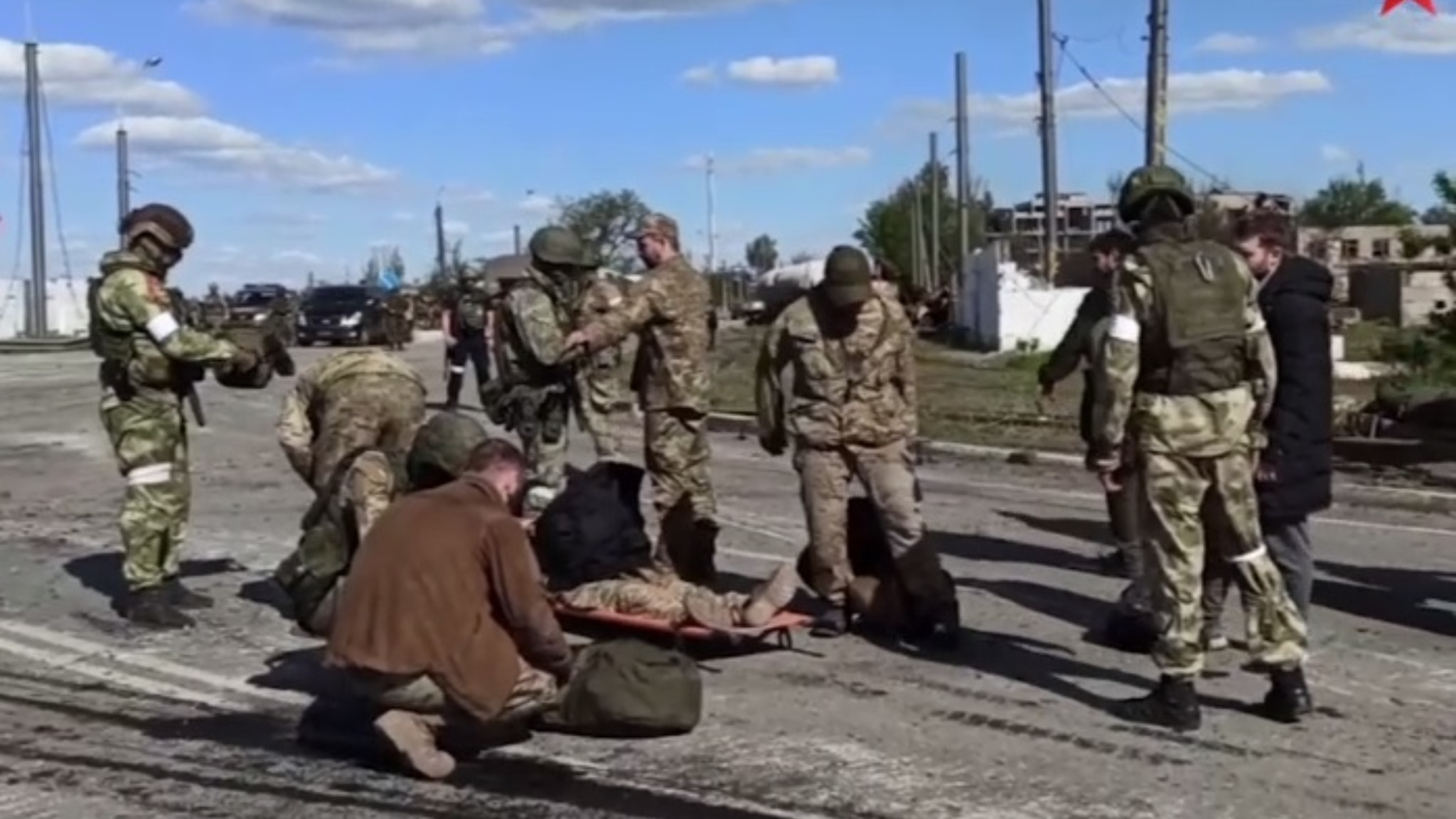 Mariupol, Mosca diffonde il video della "resa" del reggimento Azov ad  Azovstal