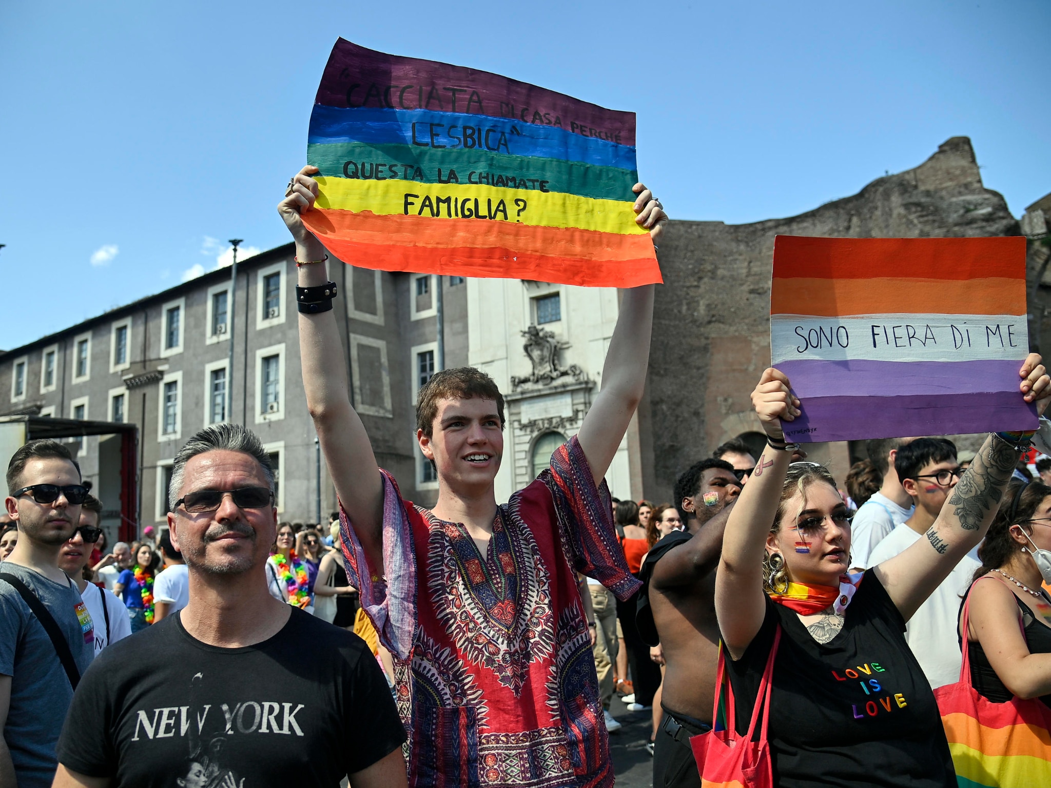 Roma, il giorno del Pride: dopo due anni, torna la sfilata per i diritti  della comunità LGBTQIA+