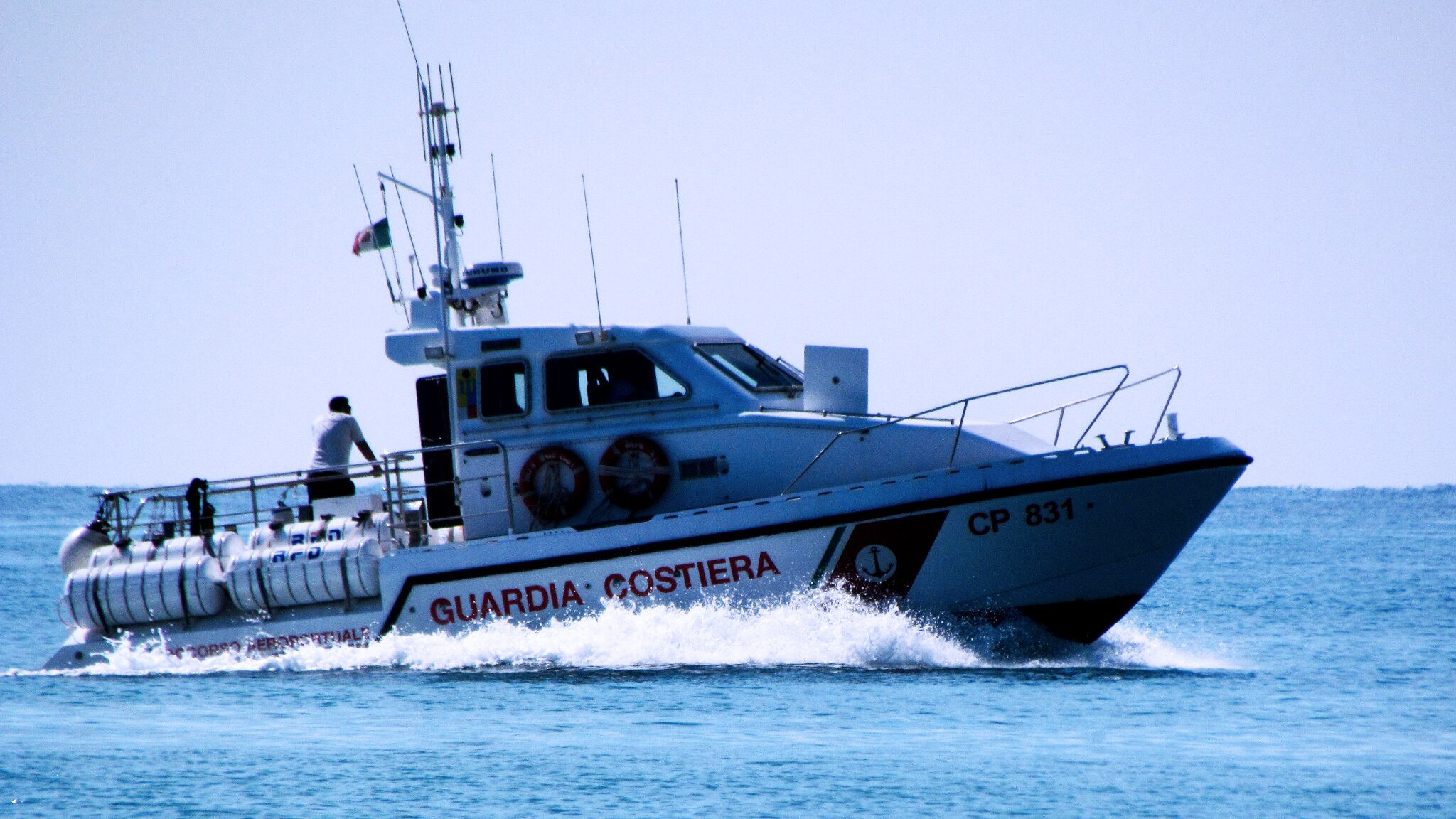 Catamarano si ribalta in mare al largo di Bacoli: morto 35enne