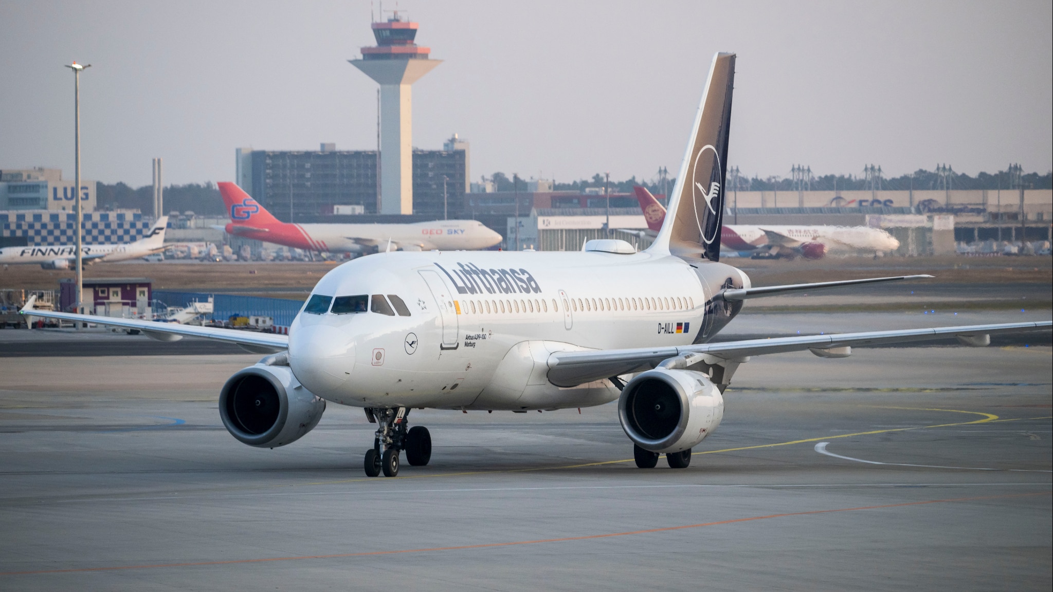 Lufthansa: in tilt sistemi informatici, caos nei voli. Chiuse le piste di atterraggio a Francoforte